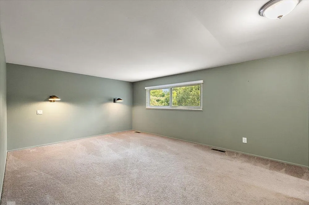 901 Hollywood Avenue Grosse Pointe Woods City, MI 48236
