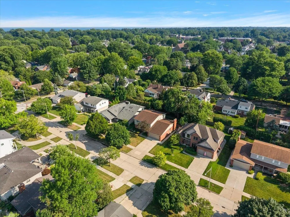 901 Hollywood Avenue Grosse Pointe Woods City, MI 48236