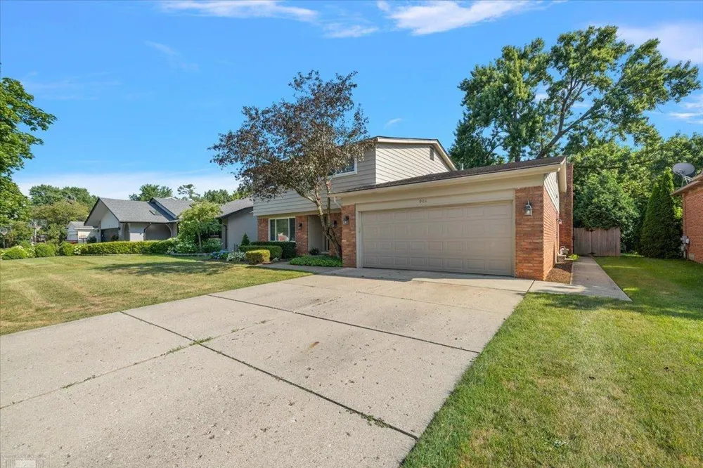 901 Hollywood Avenue Grosse Pointe Woods City, MI 48236