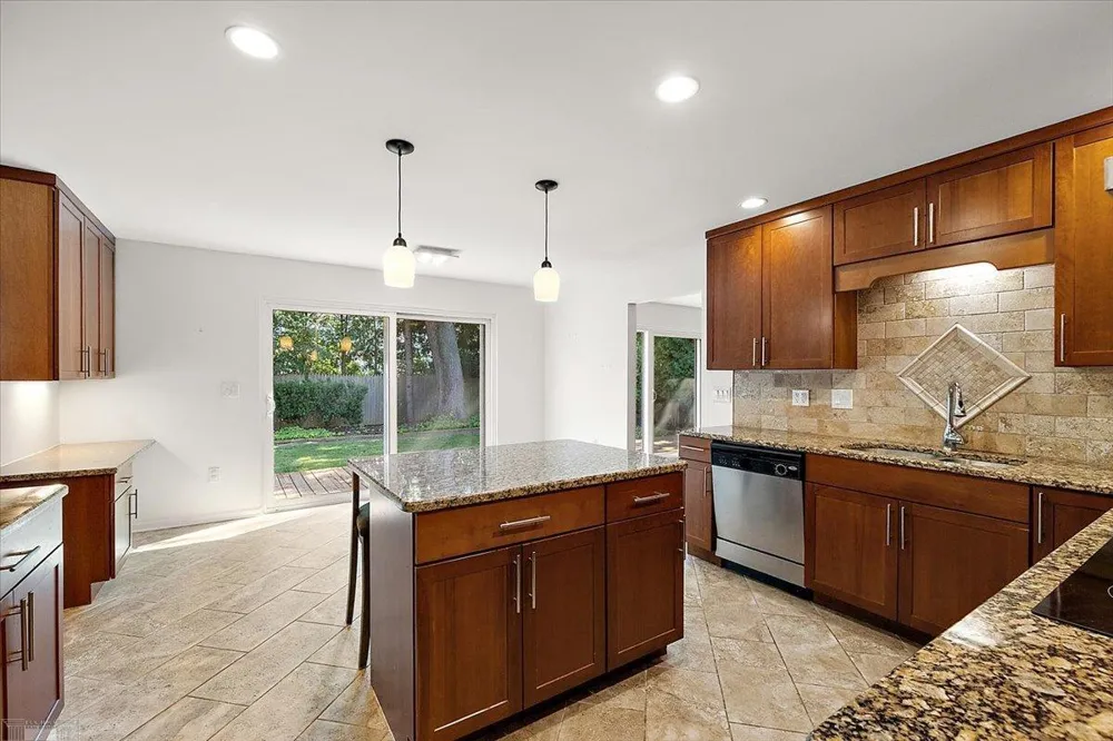 901 Hollywood Avenue Grosse Pointe Woods City, MI 48236