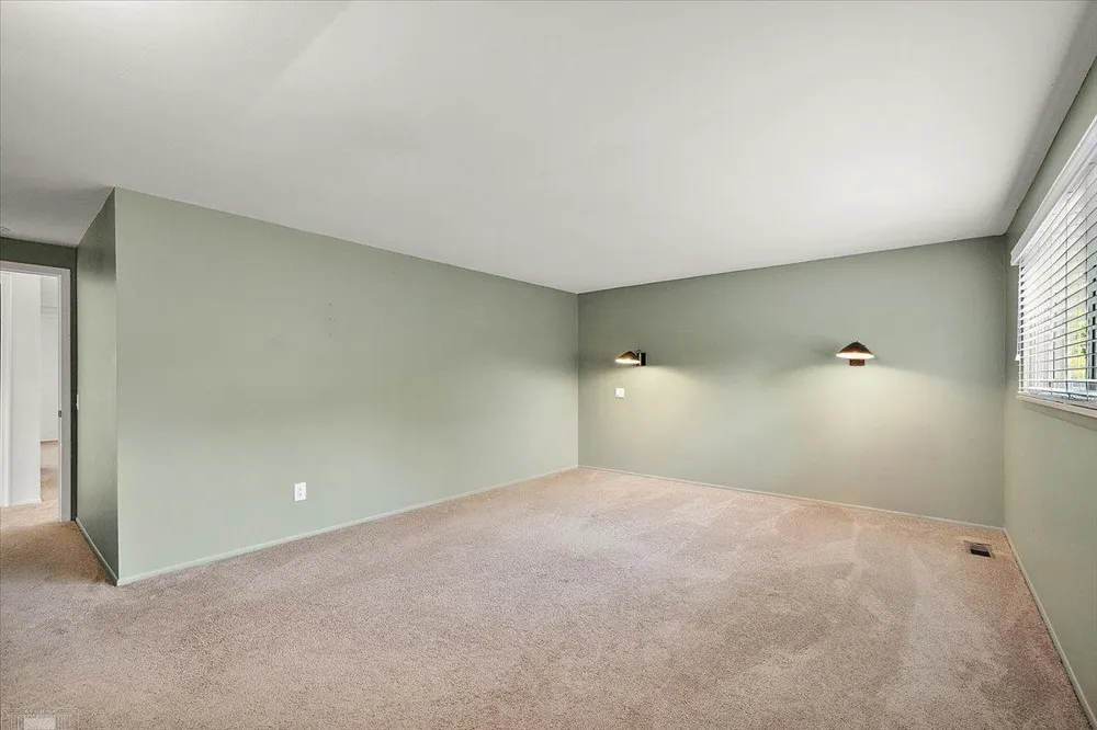 901 Hollywood Avenue Grosse Pointe Woods City, MI 48236