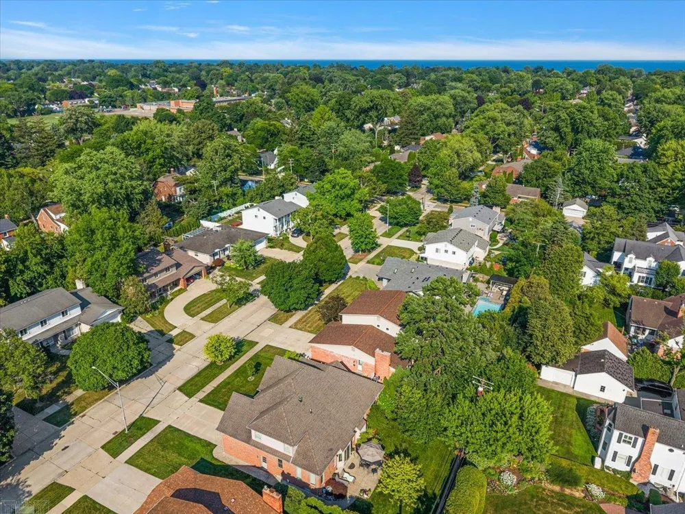 901 Hollywood Avenue Grosse Pointe Woods City, MI 48236