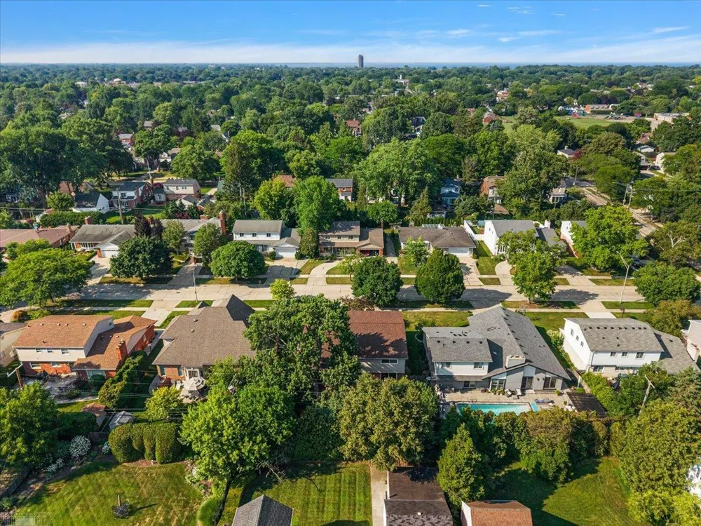 901 Hollywood Avenue Grosse Pointe Woods City, MI 48236