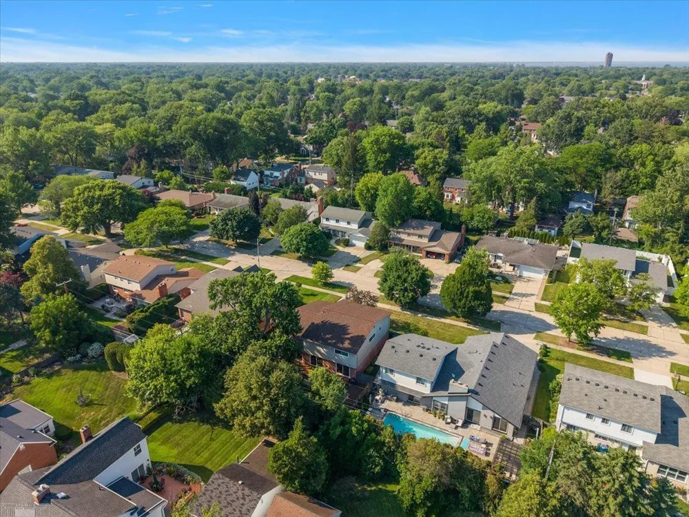 901 Hollywood Avenue Grosse Pointe Woods City, MI 48236