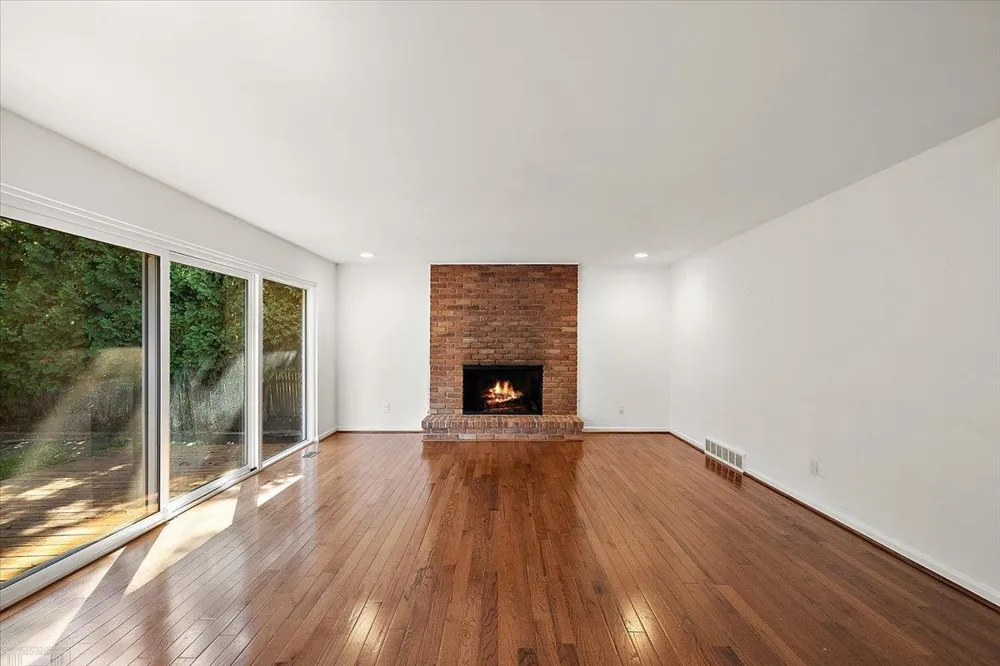 901 Hollywood Avenue Grosse Pointe Woods City, MI 48236