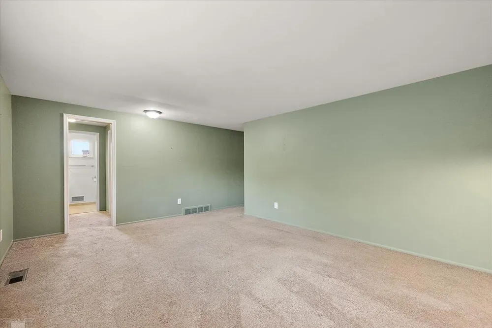 901 Hollywood Avenue Grosse Pointe Woods City, MI 48236