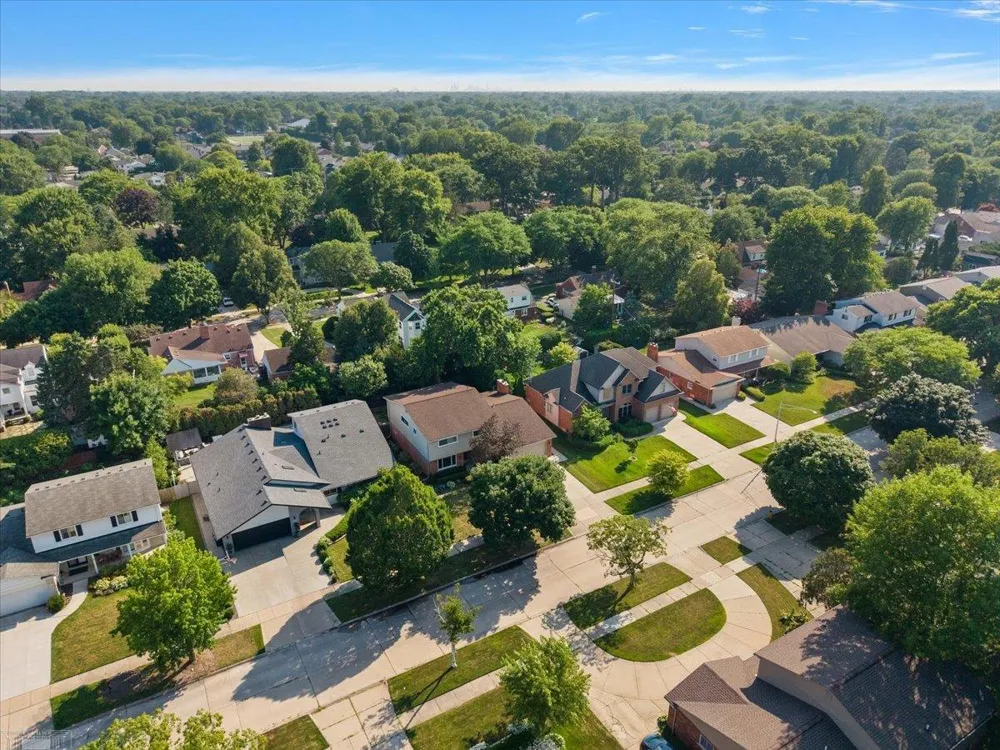 901 Hollywood Avenue Grosse Pointe Woods City, MI 48236