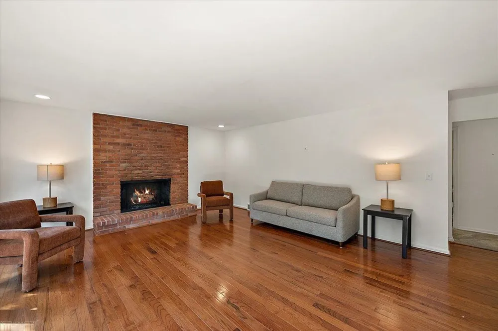 901 Hollywood Avenue Grosse Pointe Woods City, MI 48236