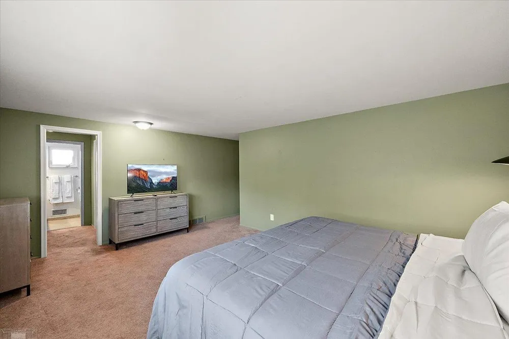 901 Hollywood Avenue Grosse Pointe Woods City, MI 48236