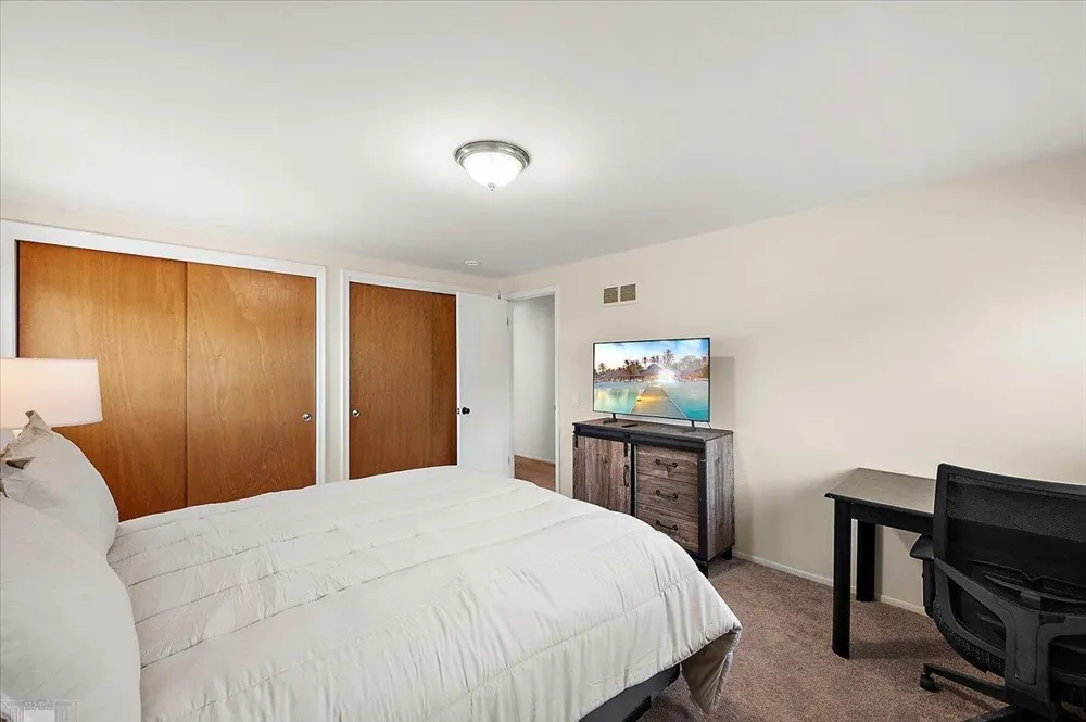 901 Hollywood Avenue Grosse Pointe Woods City, MI 48236