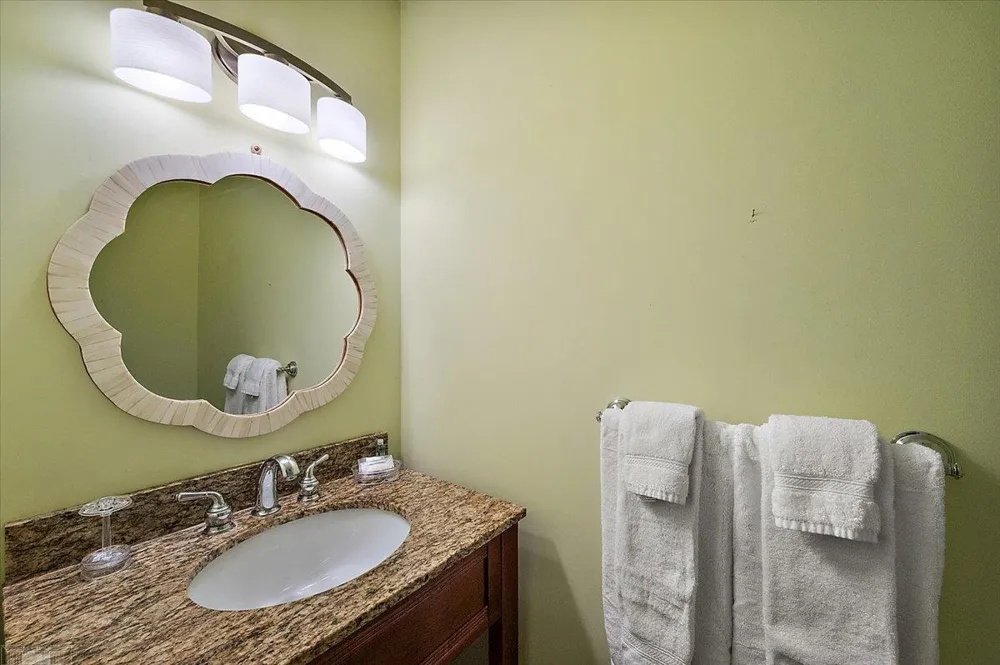 901 Hollywood Avenue Grosse Pointe Woods City, MI 48236