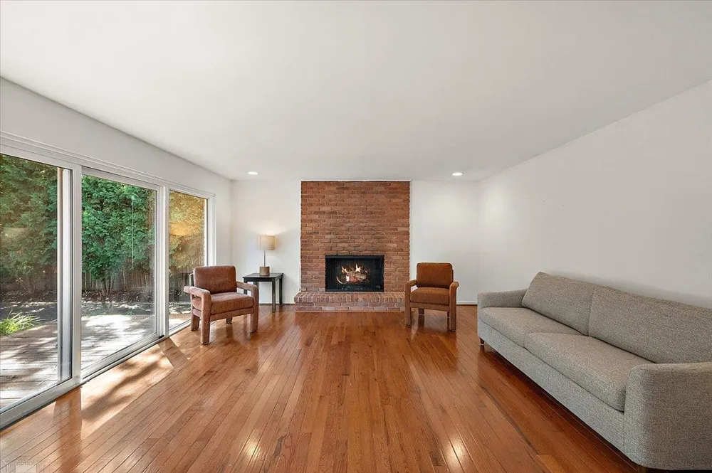901 Hollywood Avenue Grosse Pointe Woods City, MI 48236