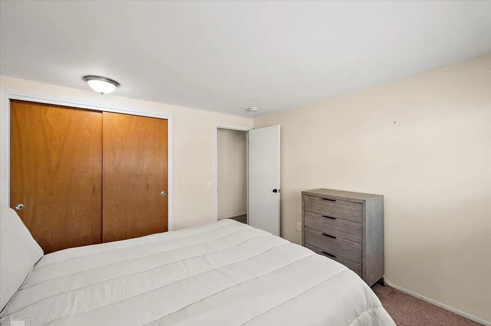 901 Hollywood Avenue Grosse Pointe Woods City, MI 48236