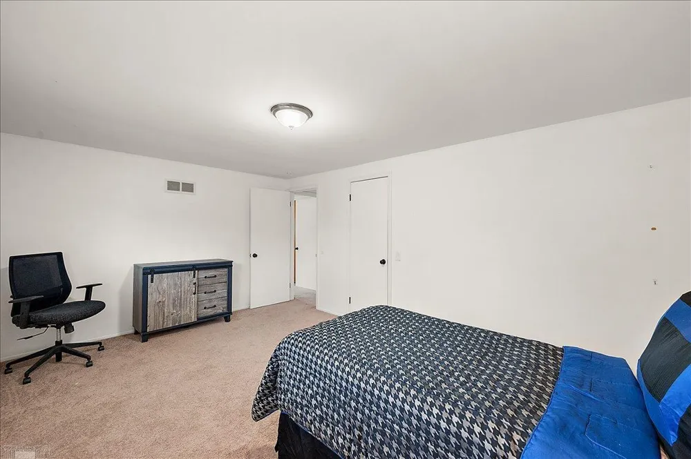 901 Hollywood Avenue Grosse Pointe Woods City, MI 48236