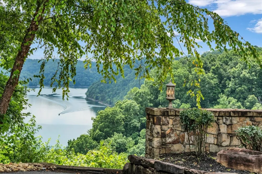858 Harbor Green Pl Sparta, TN 38583