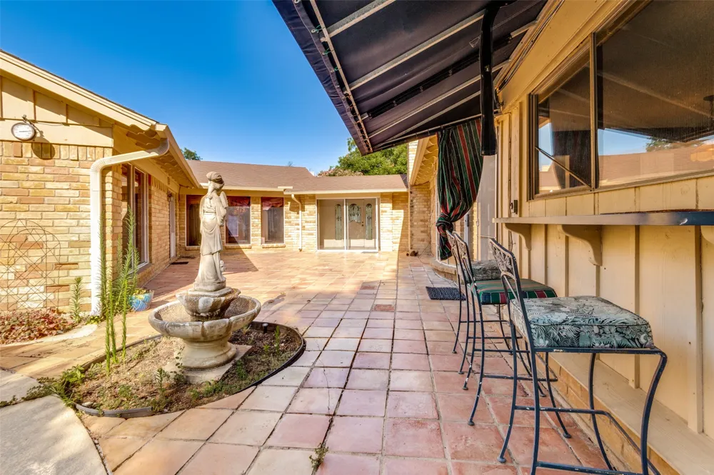 6101 Circleview Drive Haltom City, TX 76180