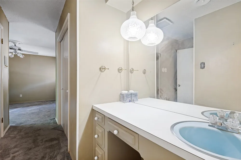 6101 Circleview Drive Haltom City, TX 76180