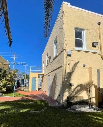 101 SE 2nd St #2