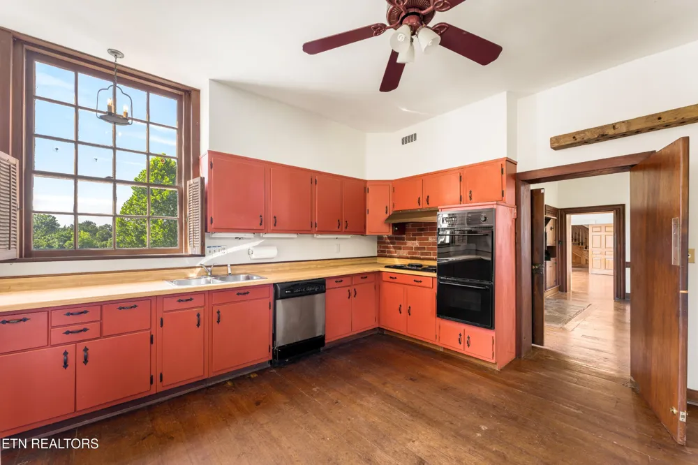 2112 Manor Drive Knoxville, TN 37920