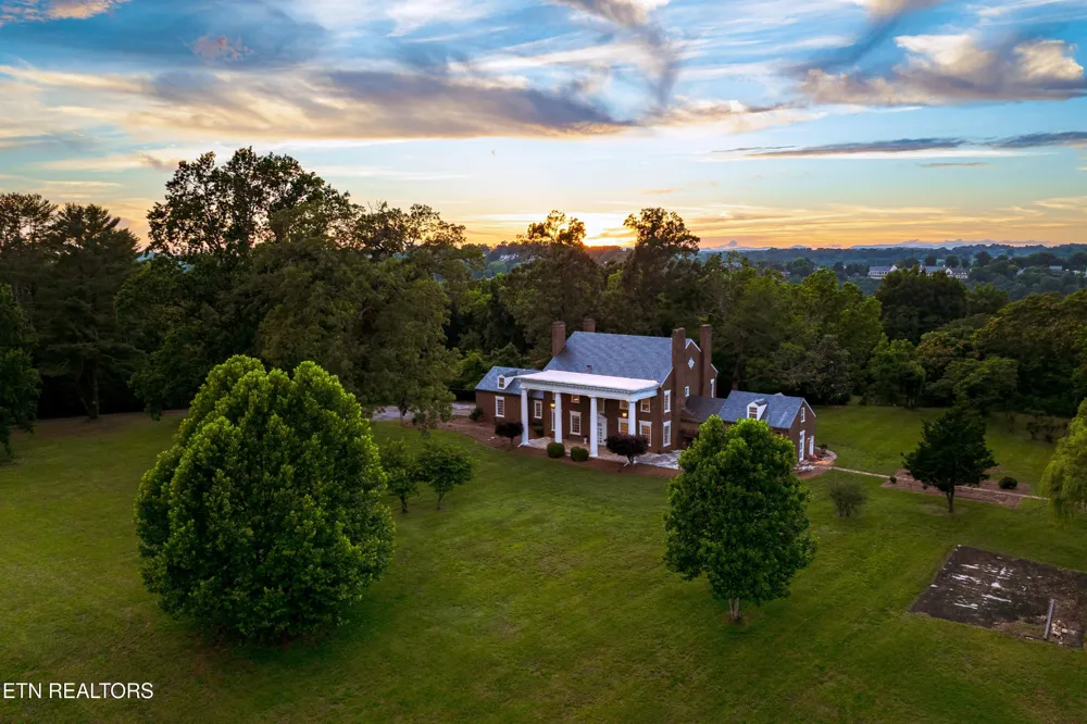 2112 Manor Drive Knoxville, TN 37920