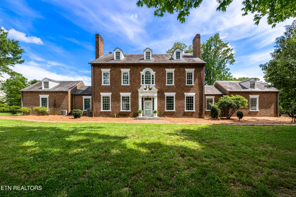 2112 Manor Drive Knoxville, TN 37920