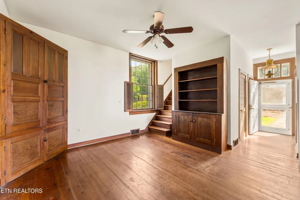 2112 Manor Drive Knoxville, TN 37920