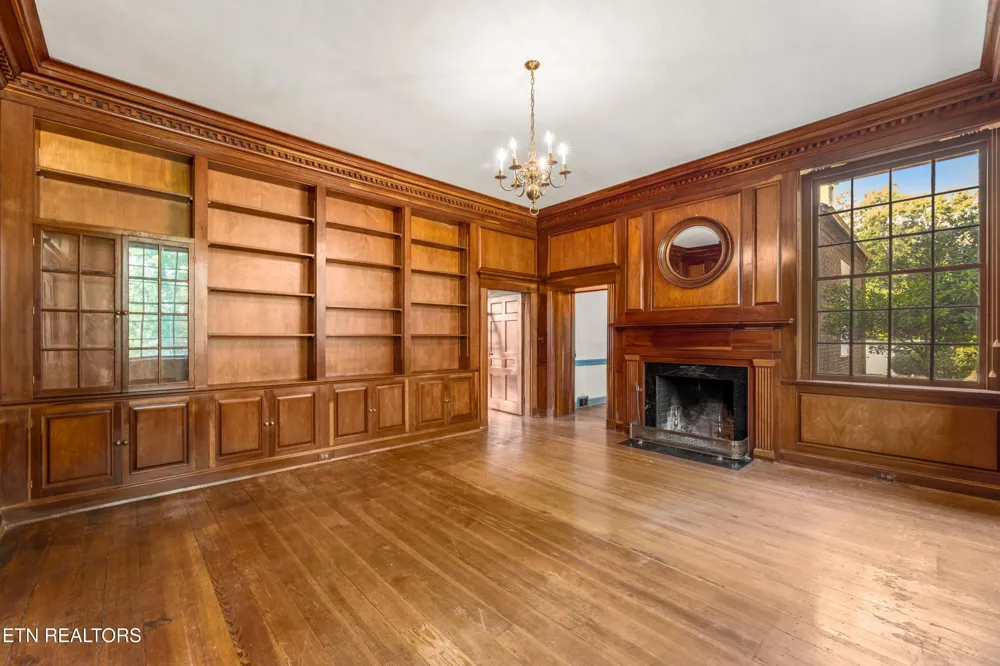 2112 Manor Drive Knoxville, TN 37920