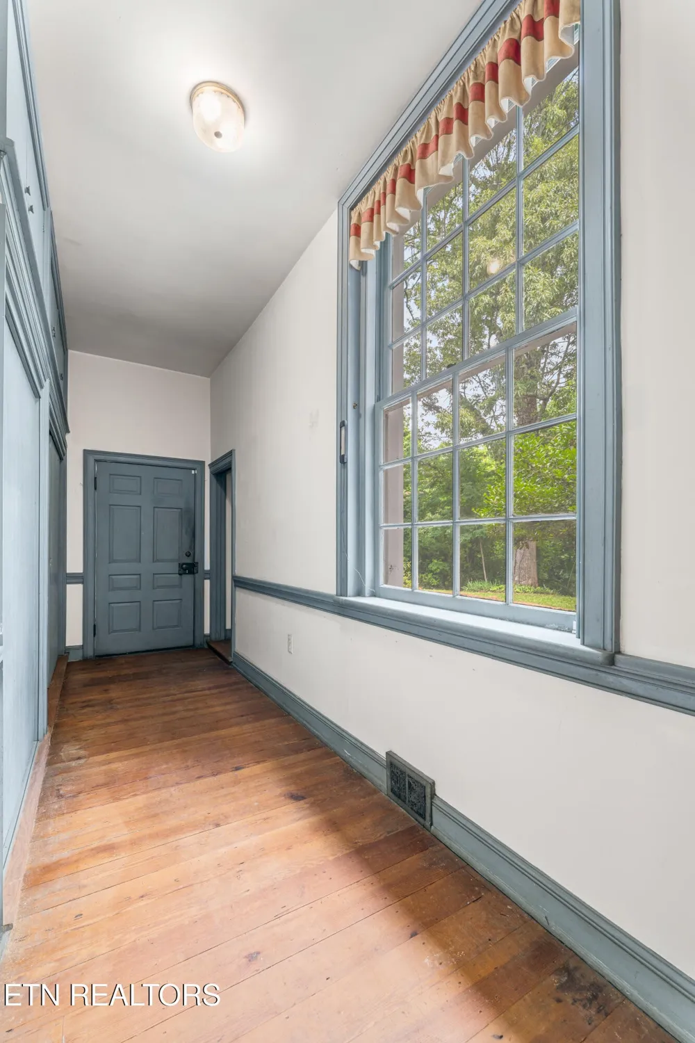 2112 Manor Drive Knoxville, TN 37920