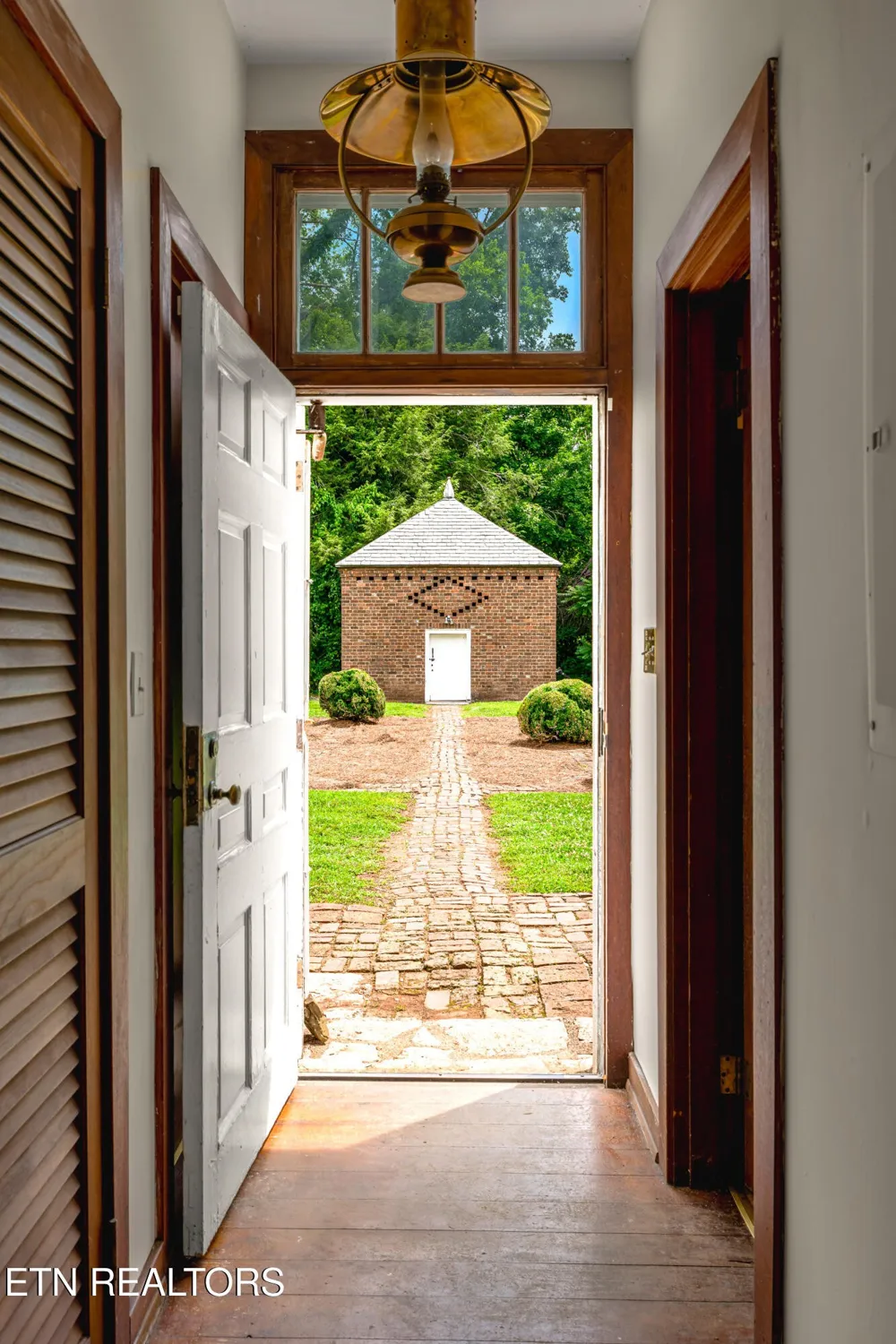 2112 Manor Drive Knoxville, TN 37920