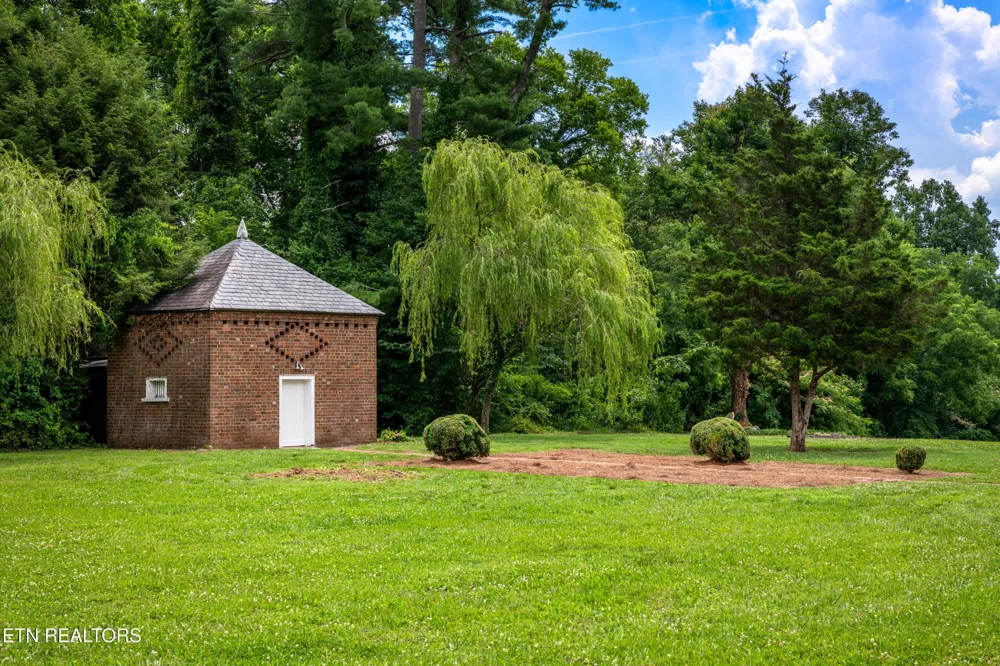 2112 Manor Drive Knoxville, TN 37920
