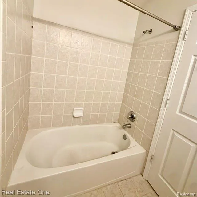 830 WOODHAVEN Commerce Charter Township, MI 48390