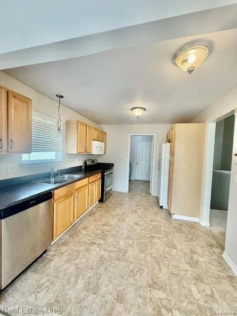 830 WOODHAVEN Commerce Charter Township, MI 48390