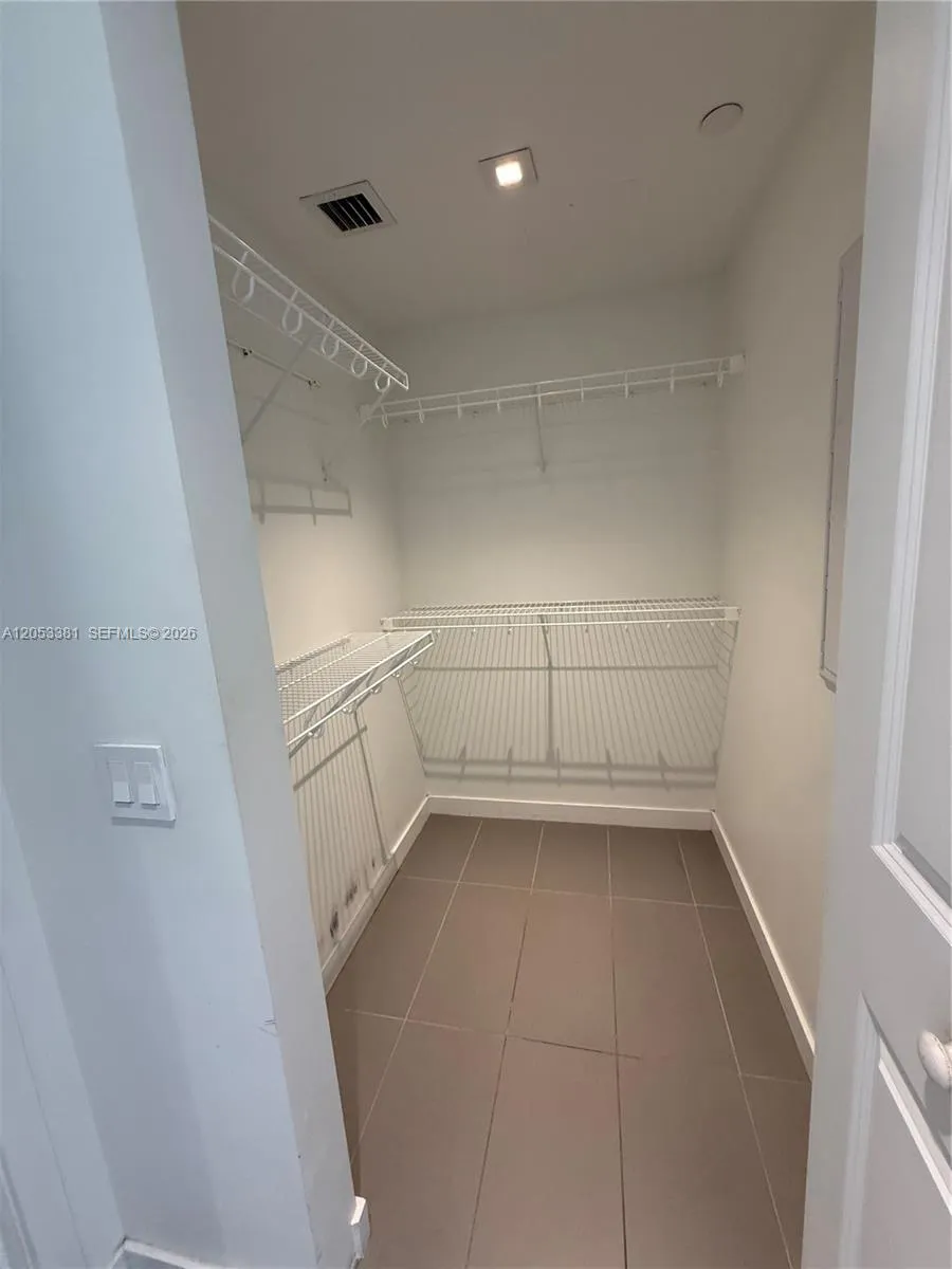 1600 NE 1st Ave #1711 Miami, FL 33132
