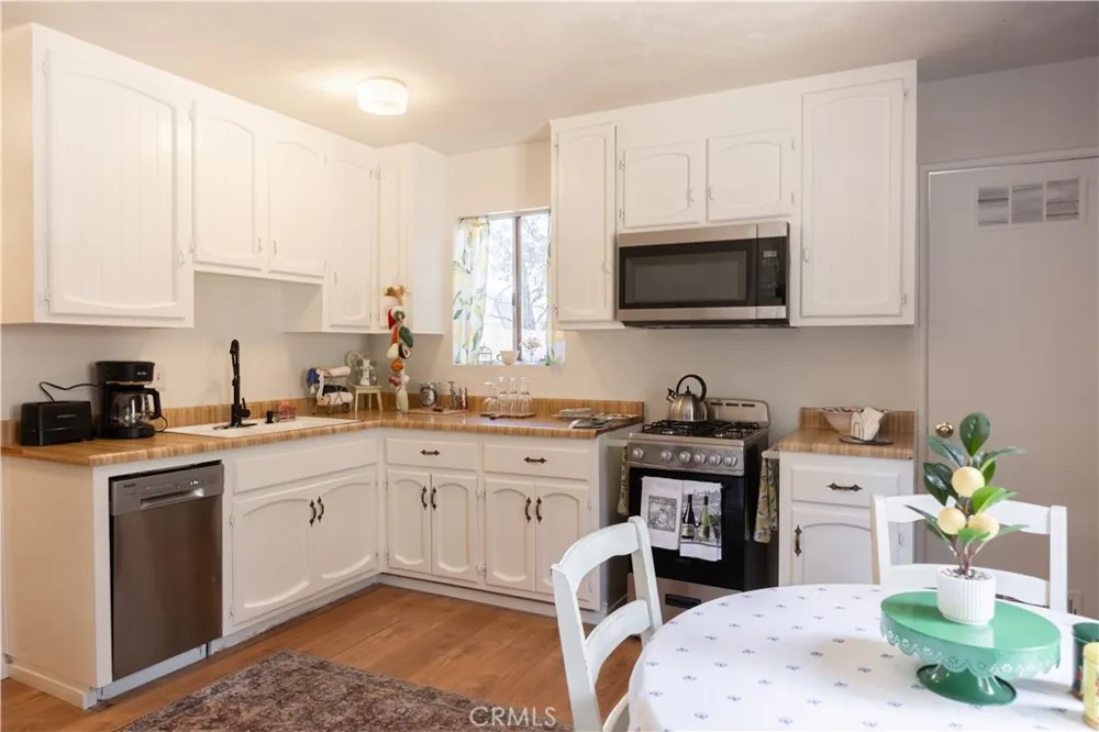 133 Holmes Lane Sugarloaf, CA 92386