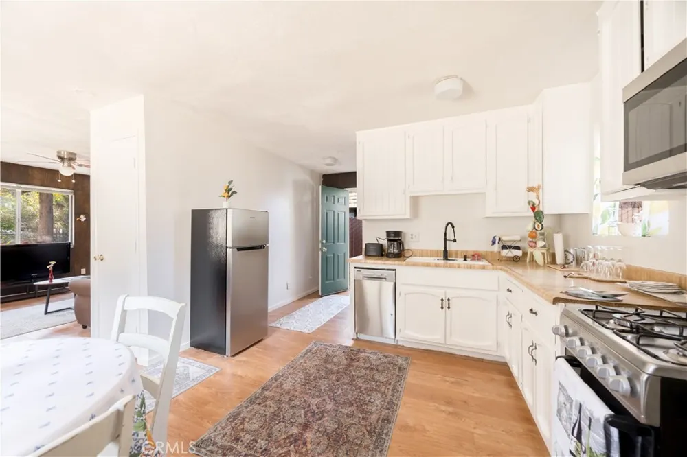 133 Holmes Lane Sugarloaf, CA 92386