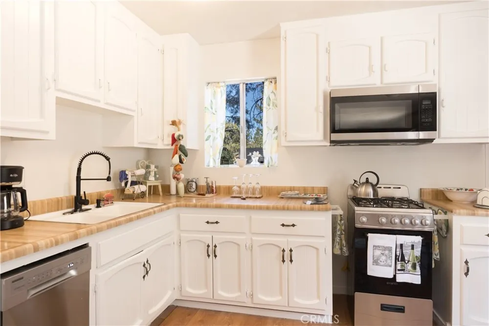 133 Holmes Lane Sugarloaf, CA 92386