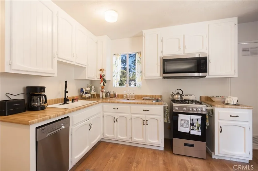 133 Holmes Lane Sugarloaf, CA 92386