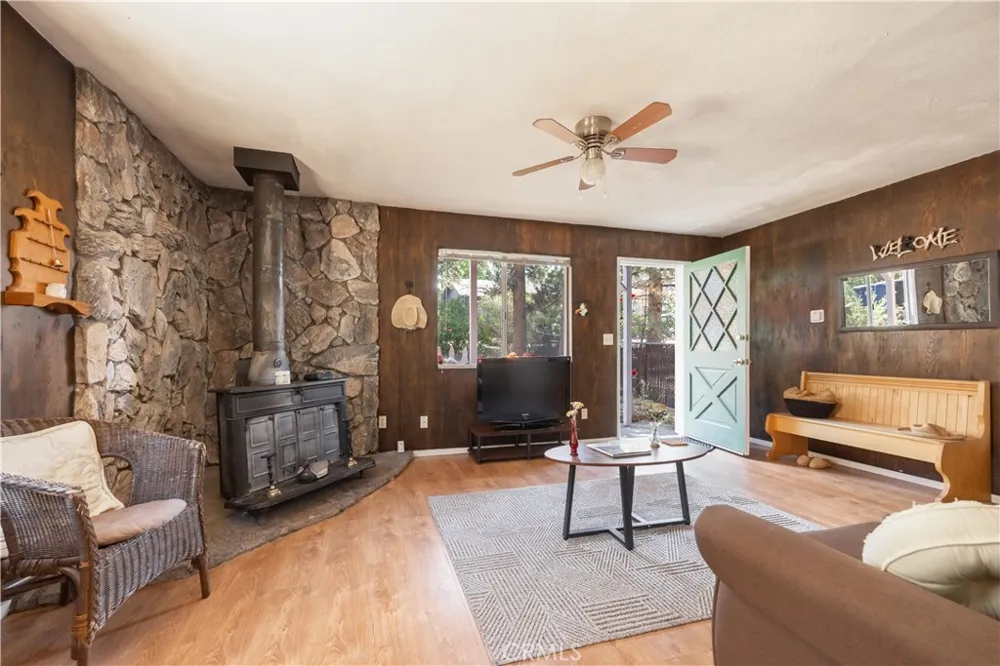 133 Holmes Lane Sugarloaf, CA 92386