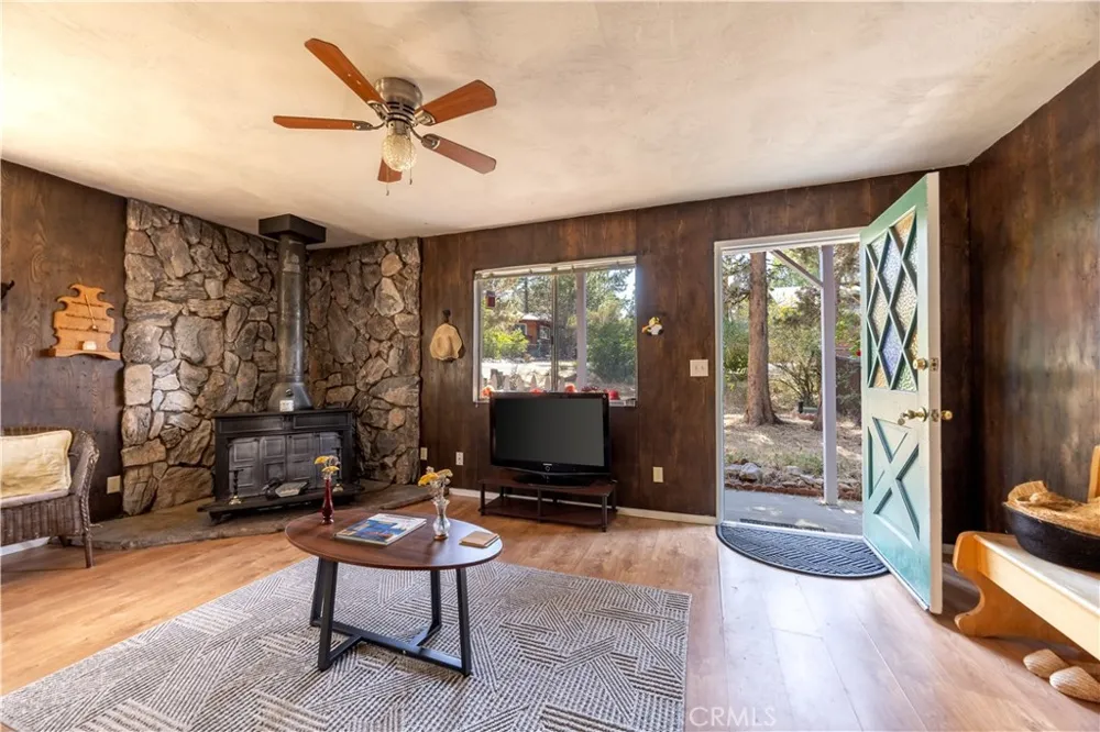 133 Holmes Lane Sugarloaf, CA 92386