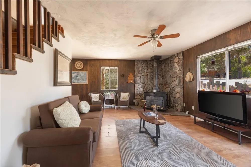 133 Holmes Lane Sugarloaf, CA 92386