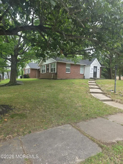 452 London Avenue
