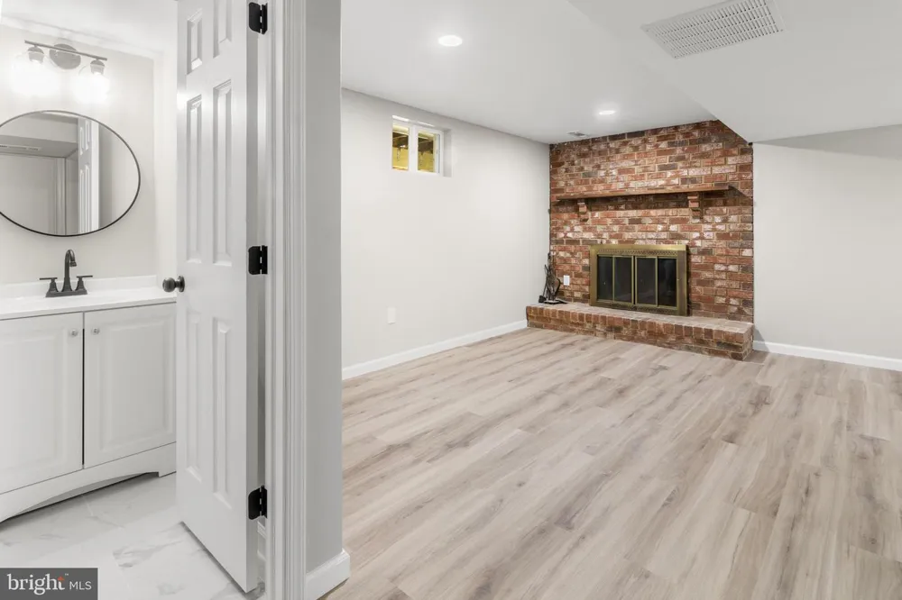 994 HILLENDALE DRIVE Annapolis, MD 21409