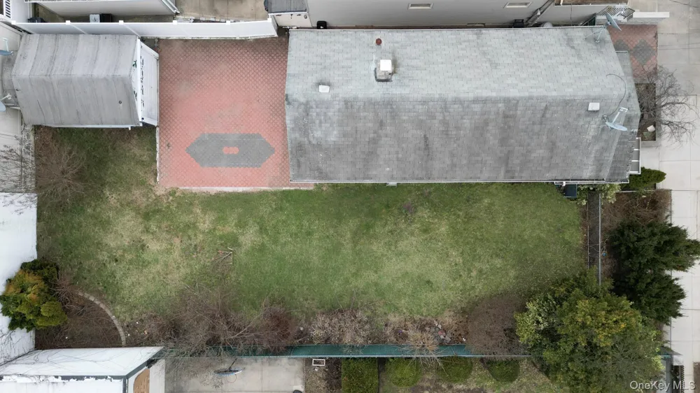 7025 71st Place Glendale, NY 11385
