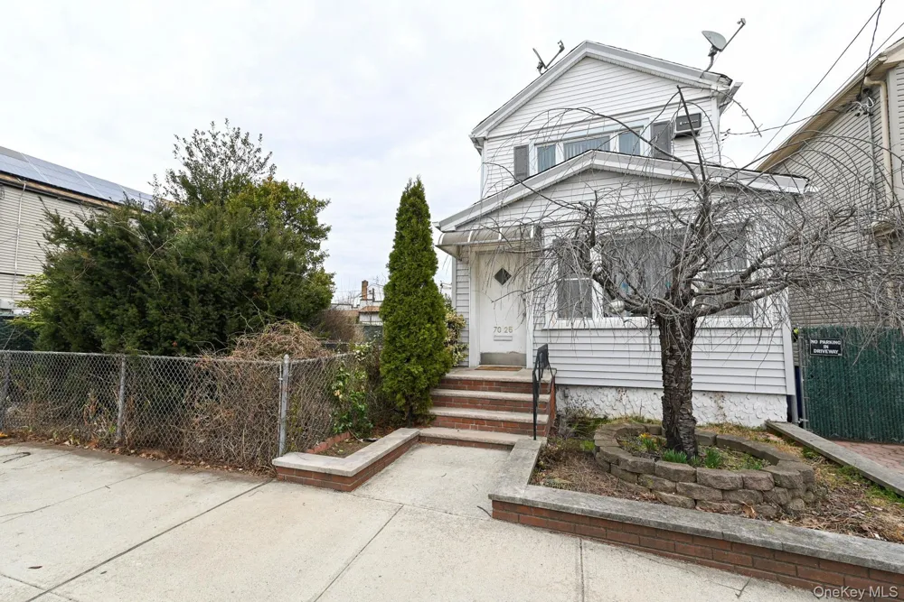 7025 71st Place Glendale, NY 11385