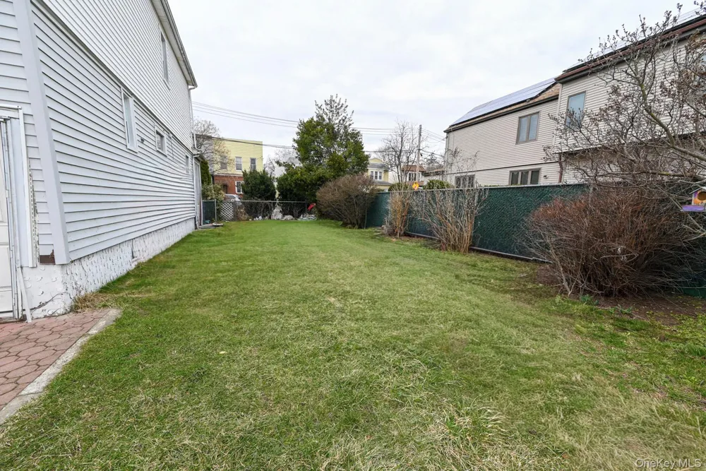 7025 71st Place Glendale, NY 11385