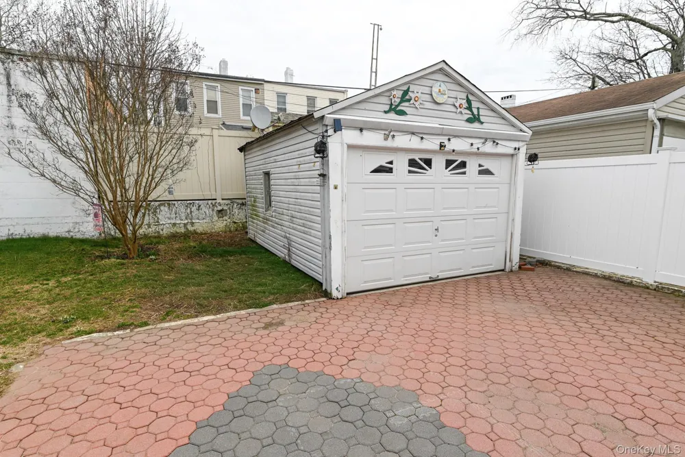 7025 71st Place Glendale, NY 11385