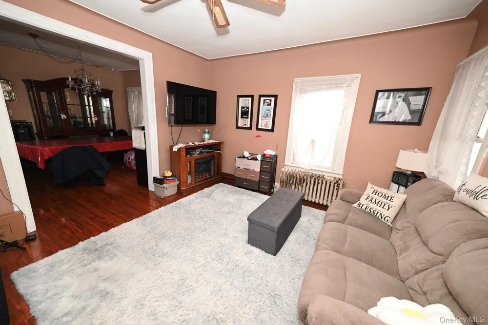 7025 71st Place Glendale, NY 11385