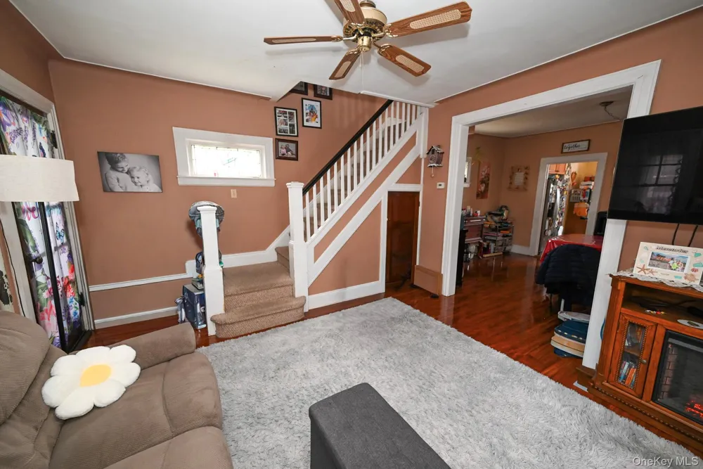 7025 71st Place Glendale, NY 11385