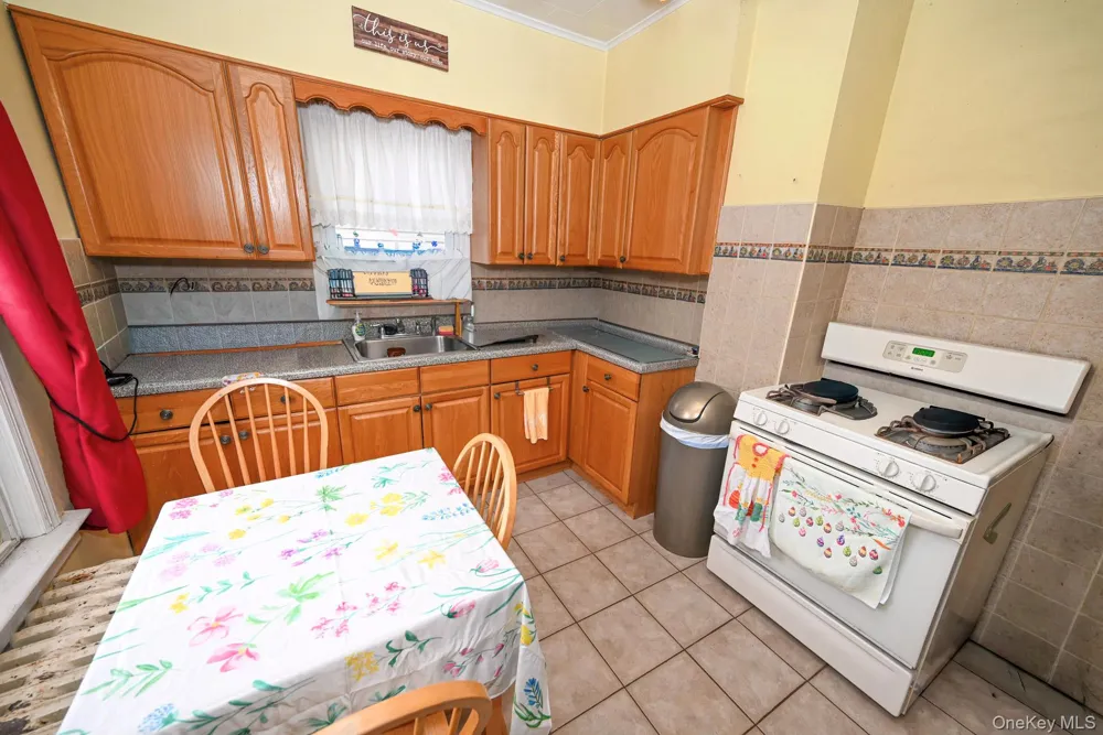 7025 71st Place Glendale, NY 11385