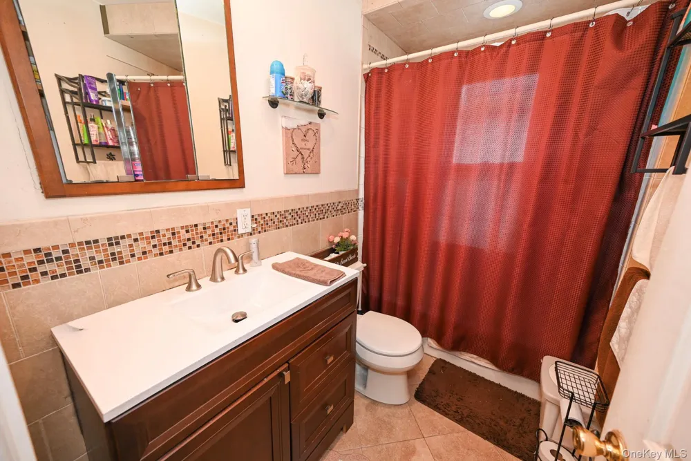 7025 71st Place Glendale, NY 11385